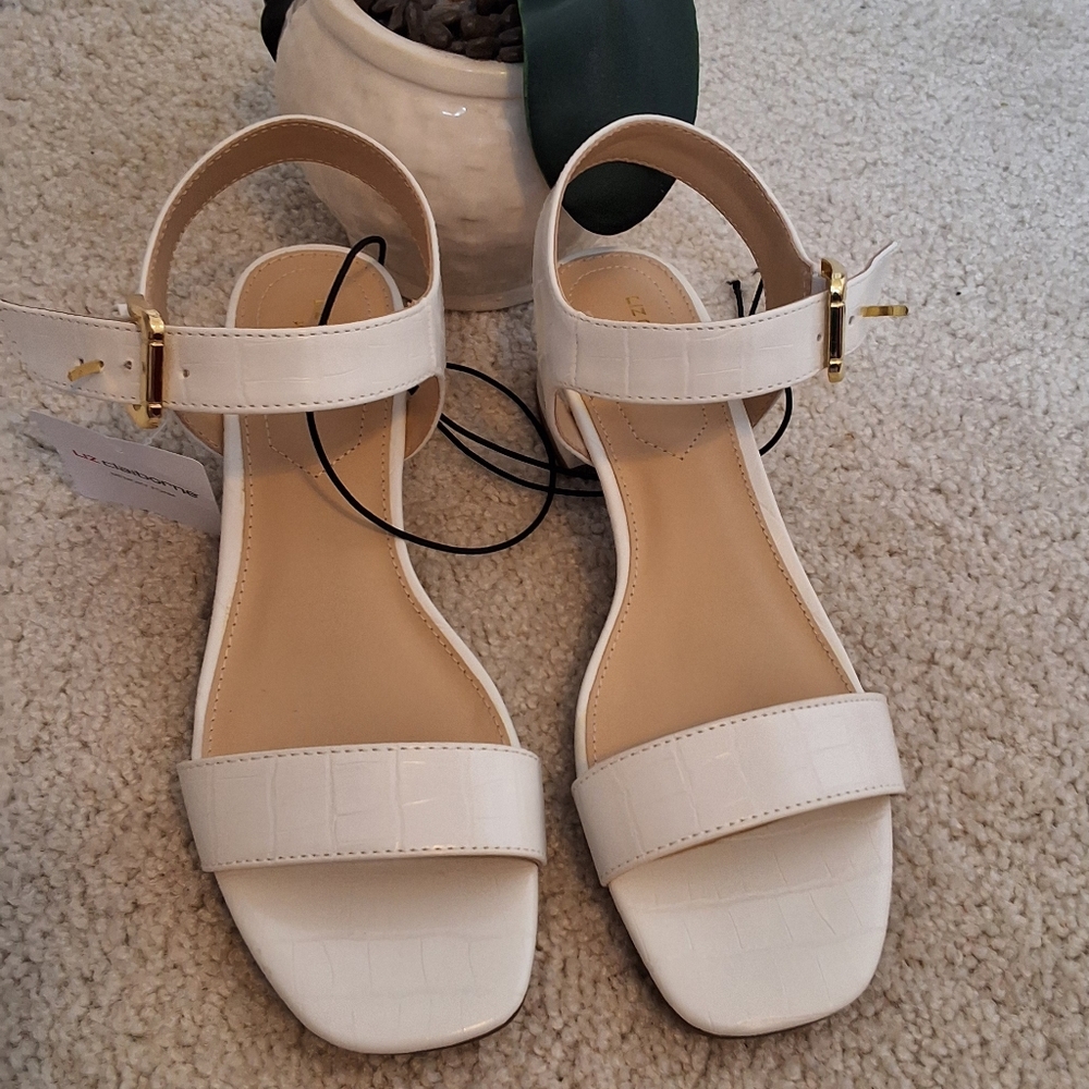 NWT, Liz Claiborne White Croc-Embossed Block Heel Sandals with Gold Buckle - Picture 9 of 9